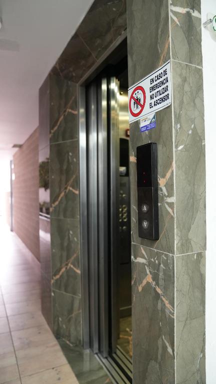 znak zakazu palenia na boku budynku w obiekcie Hotel Salamanca Resort w mieście Itagüí