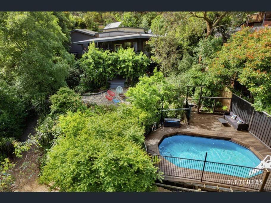 Warrandyte的住宿－Resort-style 4 bdrm home w pool, spa & billiards!，享有庭院游泳池的顶部景色