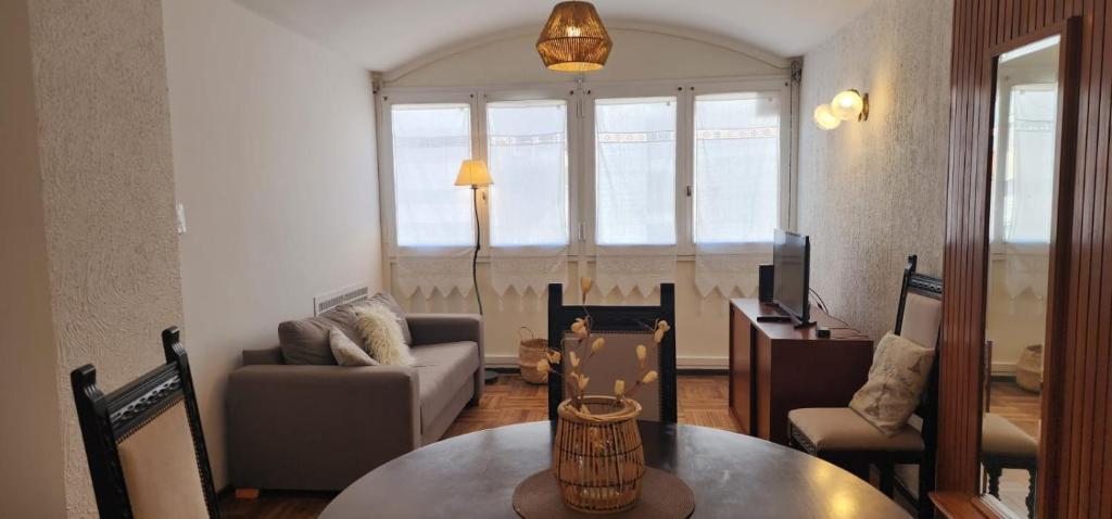 uma sala de estar com um sofá e uma mesa em Ambar apartamento em Mar del Plata