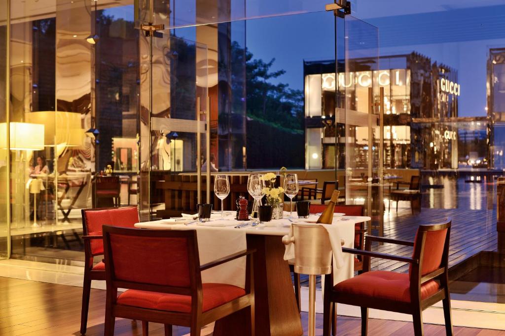 Un restaurante o sitio para comer en The Oberoi Gurgaon