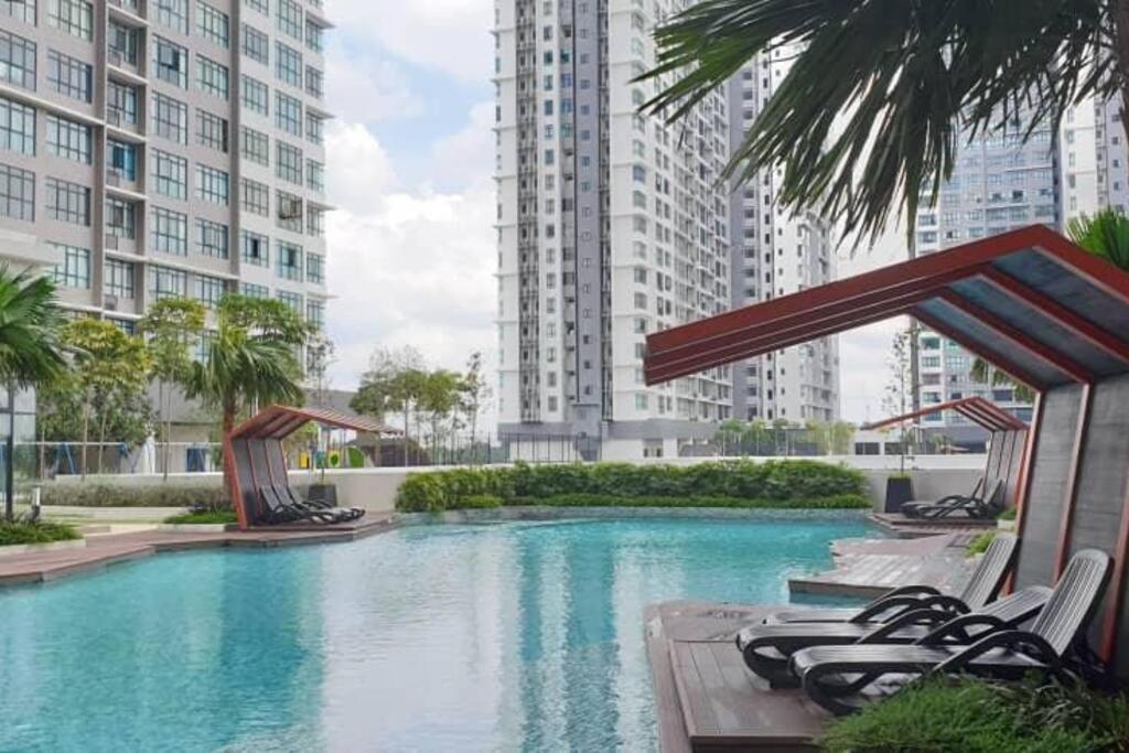 Bazén v ubytování The Icon 3 Condo in IOI City Mall Putrajaya, Pool View nebo v jeho okolí