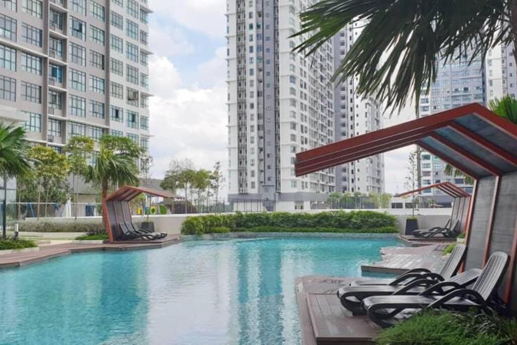 ein Schwimmbad in einer Stadt mit hohen Gebäuden in der Unterkunft The Icon 3 Condo in IOI City Mall Putrajaya, Pool View in Putrajaya
