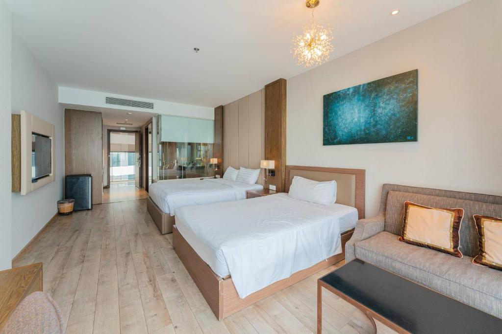 Moonlight Bay Panorama Condotel Ocean View - Family Room With Sea View
