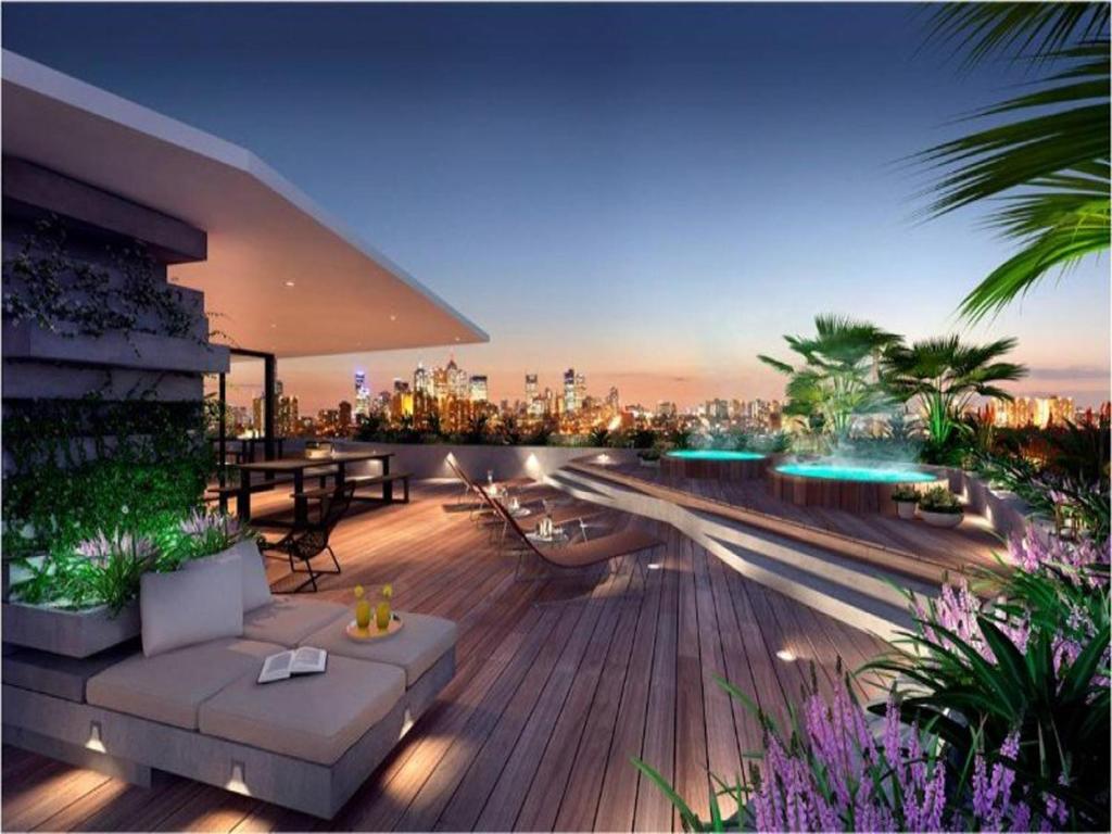 una terrazza panoramica con vista sulla città di notte di Riverside Resort Apartment a Melbourne