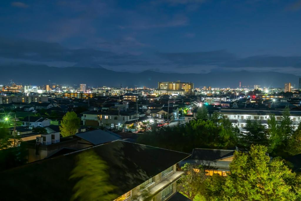 Nespecifikovaný výhled na destinaci Kofu nebo výhled na město při pohledu z ryokanu