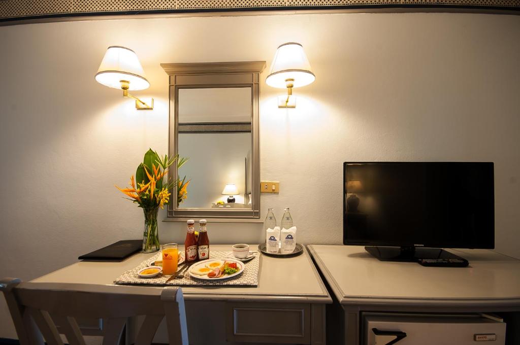 Diamond Plaza Hotel - Deluxe Double Or Twin Room