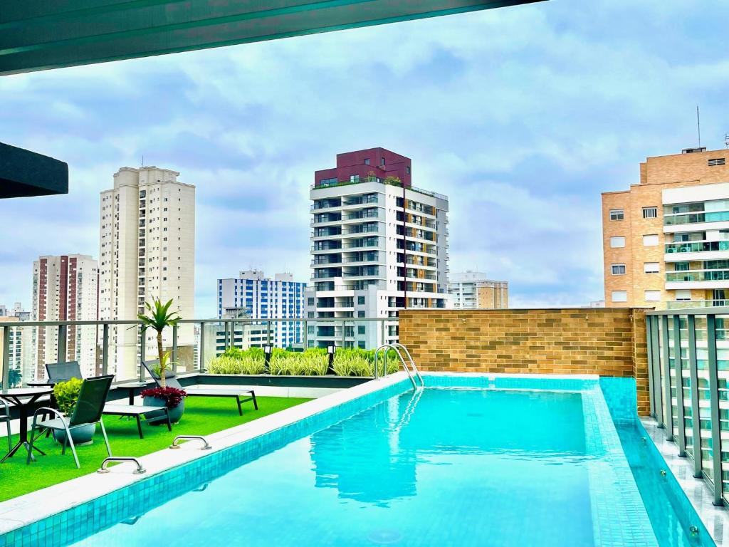 basen na dachu budynku w obiekcie Cozzy Suites Paraíso Hotel w São Paulo