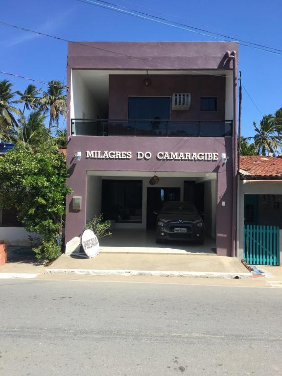 un edificio con un'auto parcheggiata nel garage di Milagres do Camaragibe a Passo de Camarajibe