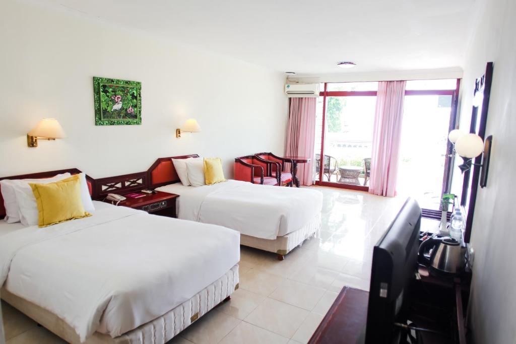 Postel nebo postele na pokoji v ubytování Inna Tretes Hotel & Resort