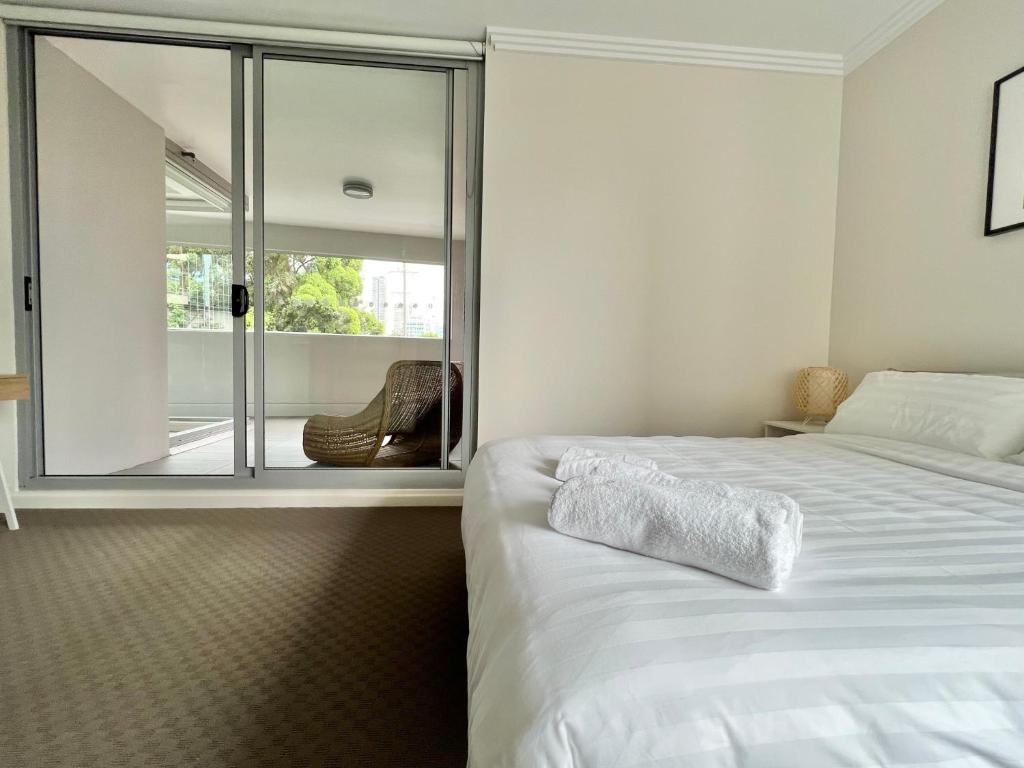 Postel nebo postele na pokoji v ubytování Charming One-Bed Apt in the Heart of Parramatta