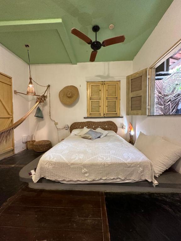 Легло или легла в стая в Chalé da sereia apart-hotel tinyhouse e loft duplex com cozina Oásis no centro de jericoacoara
