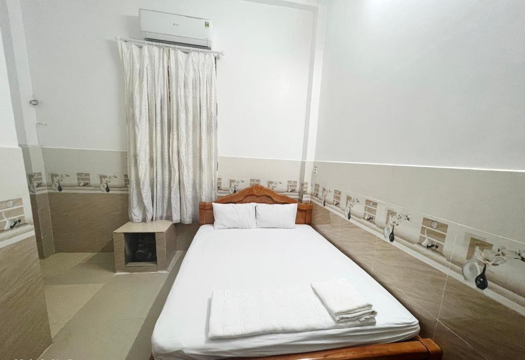 un grande letto in una stanza con finestra di Thanh Tâm Hotel a Ấp Bình Phó