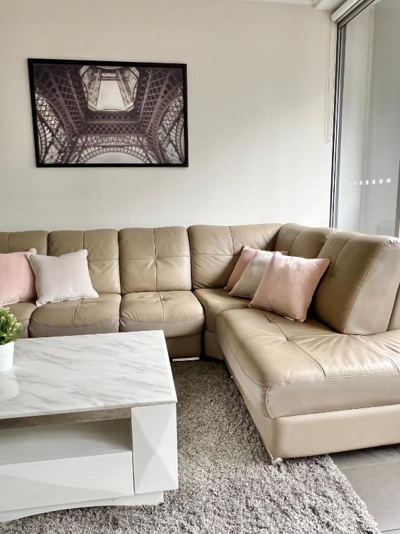 Posezení v ubytování Charming One-Bed Apt in the Heart of Parramatta
