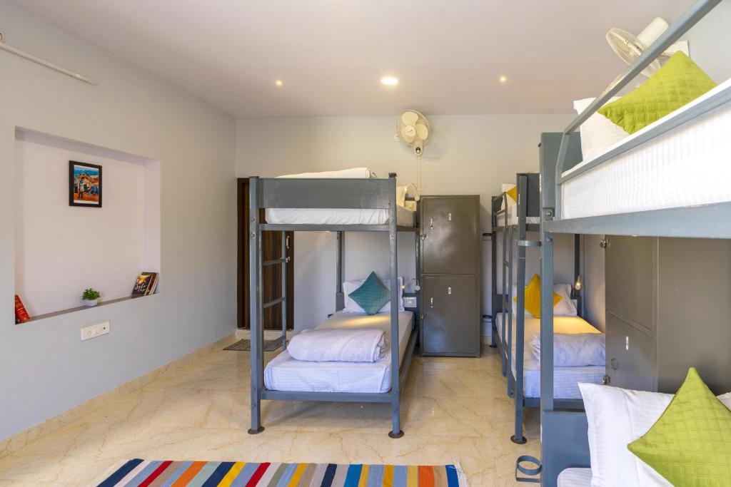 Postel nebo postele na pokoji v ubytování Zostel Homes Pushkar