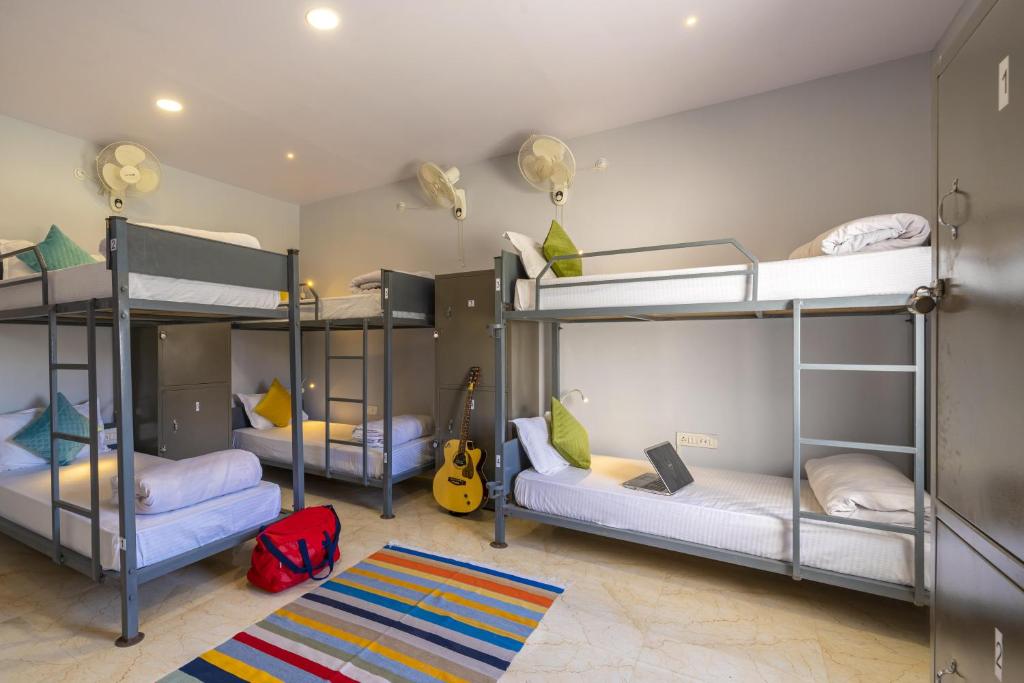 Postel nebo postele na pokoji v ubytování Zostel Homes Pushkar