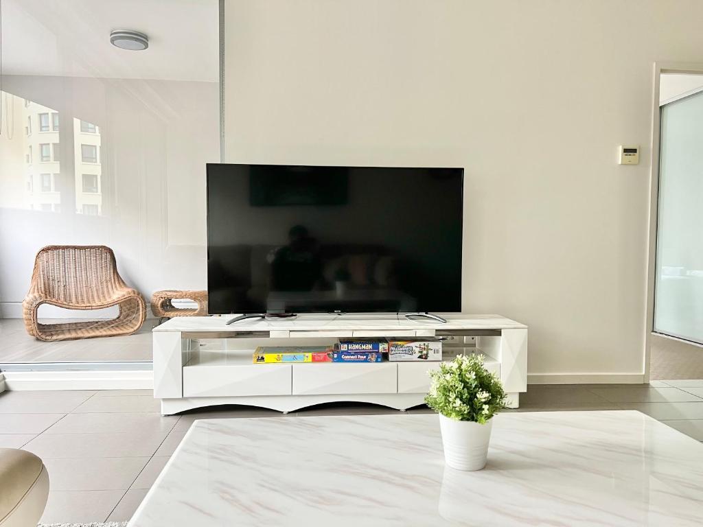 TV a/nebo společenská místnost v ubytování Charming One-Bed Apt in the Heart of Parramatta