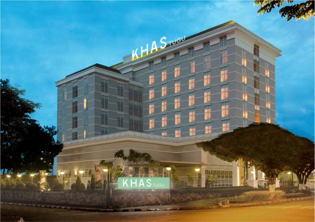 KHAS Tugu Hotel Yogyakarta في يوغياكارتا: تقديم فندق كلاس في الليل