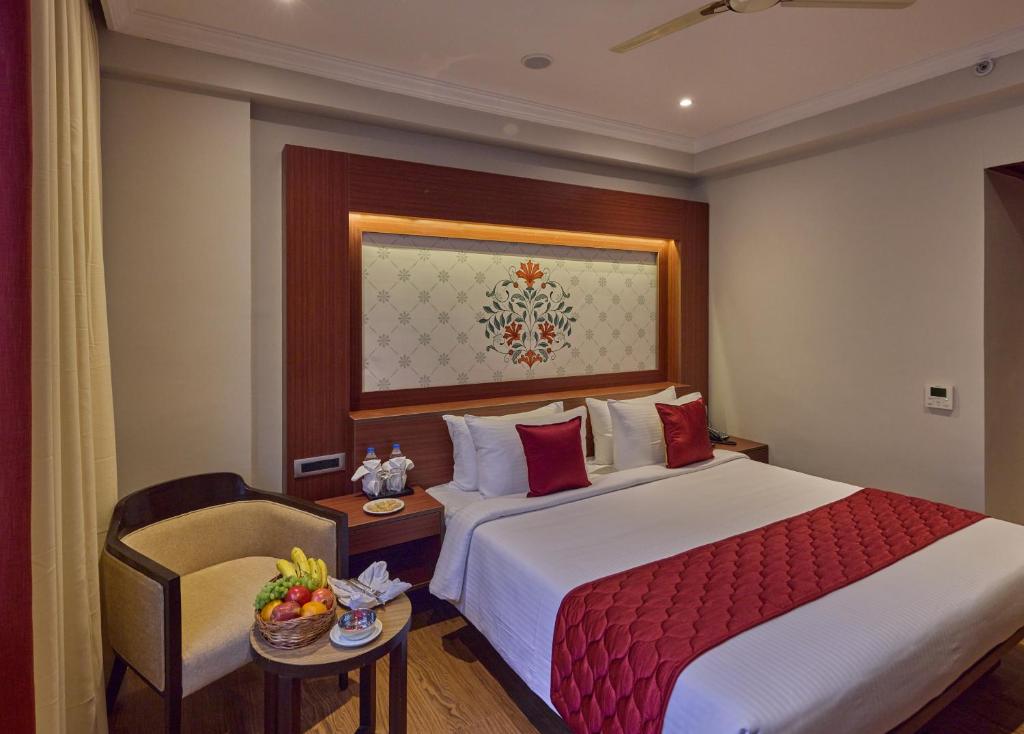 Postel nebo postele na pokoji v ubytování Golden Tulip Tirupati
