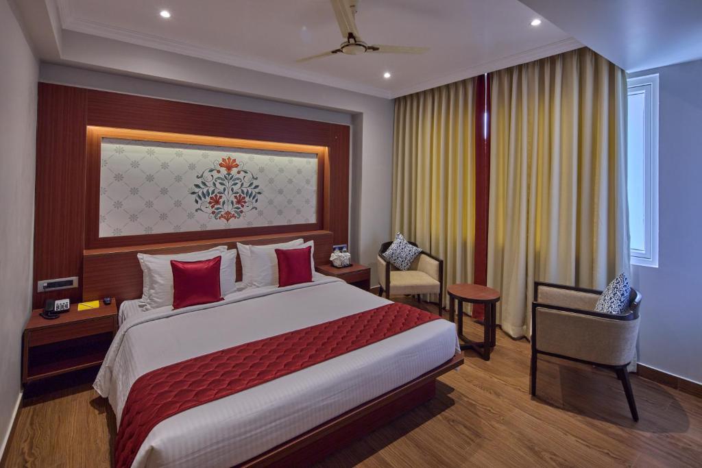 Postel nebo postele na pokoji v ubytování Golden Tulip Tirupati