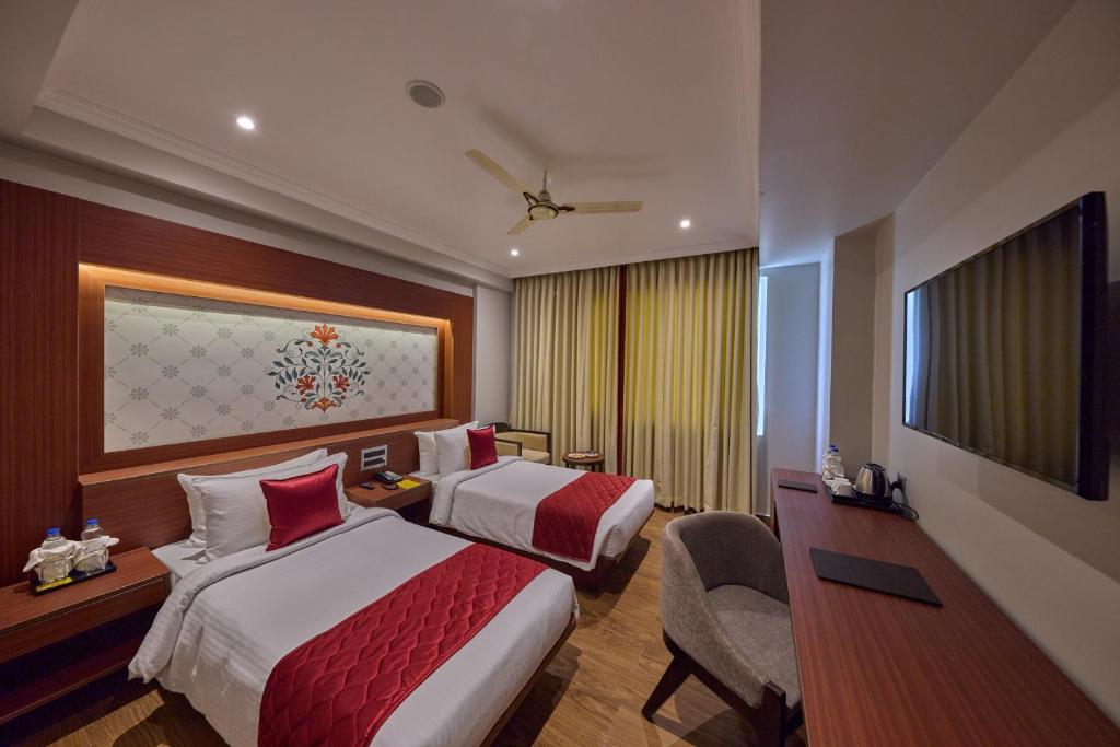 Postel nebo postele na pokoji v ubytování Golden Tulip Tirupati