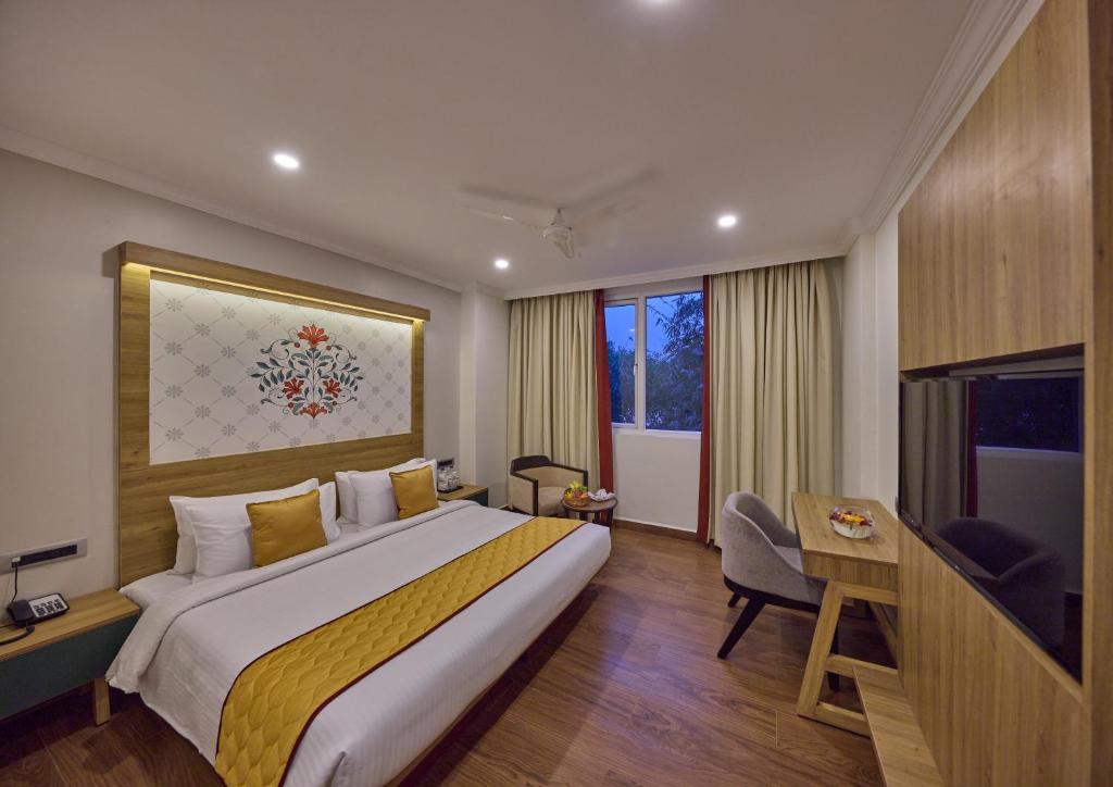 Postel nebo postele na pokoji v ubytování Golden Tulip Tirupati