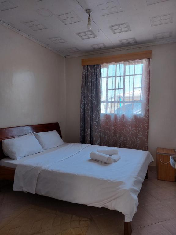 sypialnia z łóżkiem z dwoma ręcznikami w obiekcie sky furnished apartment in south b w mieście Nairobi