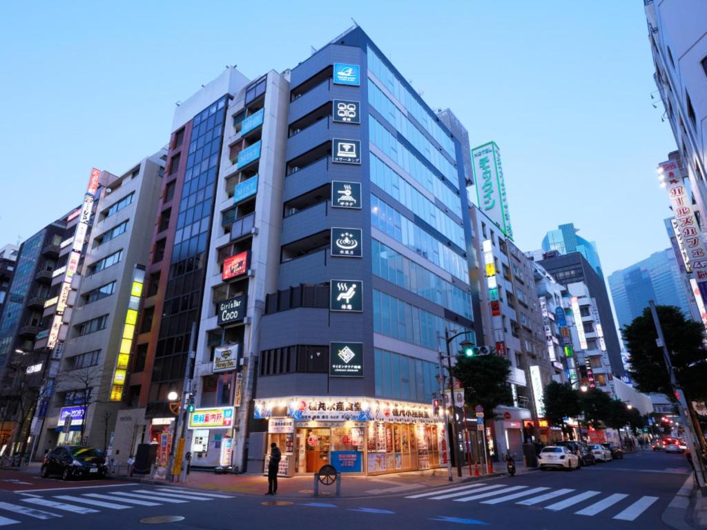 東京にあるRembrandt Cabin & Spa Shimbashi - Caters to Menの都心の高層ビル