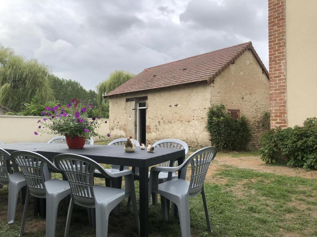 Vonkajšia záhrada v ubytovaní Gîte paisible face à l'église, idéal pour familles et amis, équipé tout confort, près de la nature - FR-1-489-416