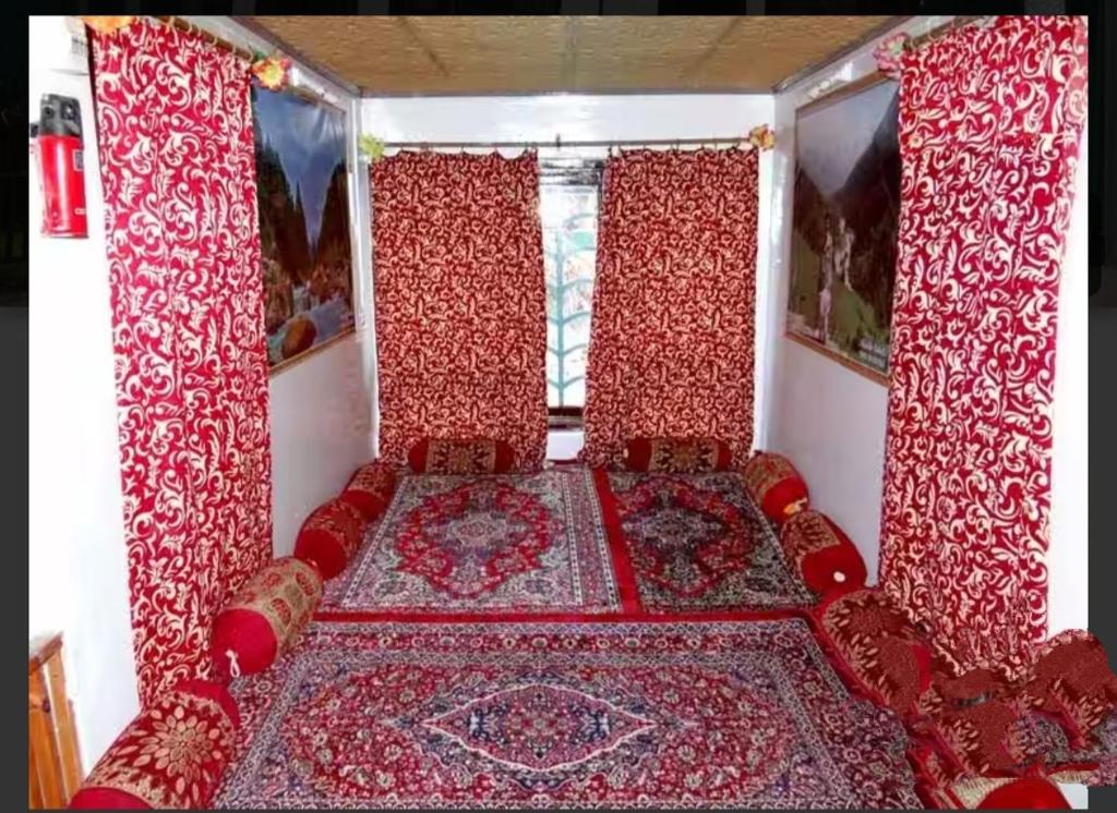 un lit rouge à l'arrière d'un camion dans l'établissement Grand Heritage Resort, à Pahalgām