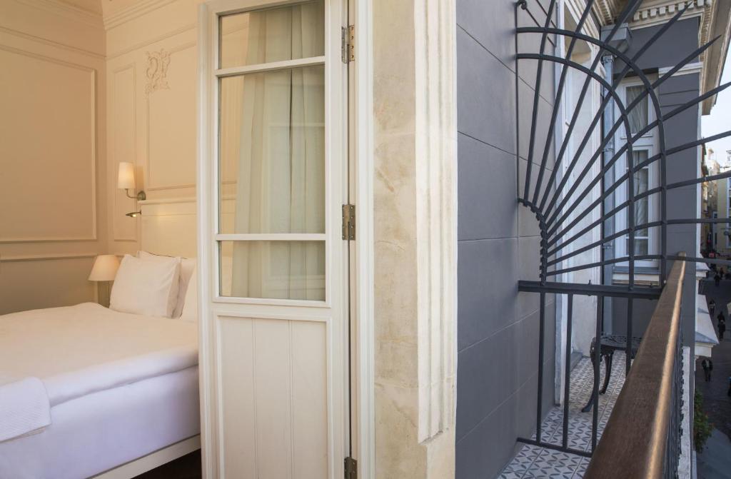 Postel nebo postele na pokoji v ubytování Corinne Art & Boutique Hotel