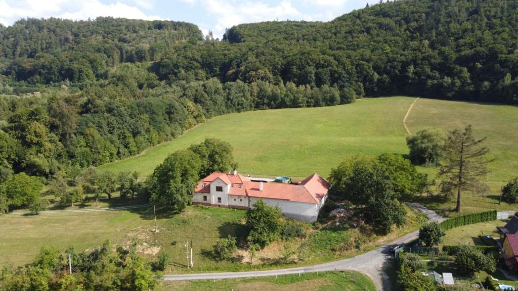 eine Luftansicht eines Hauses auf einem grünen Feld in der Unterkunft Růžičkův dvůr in Hranice