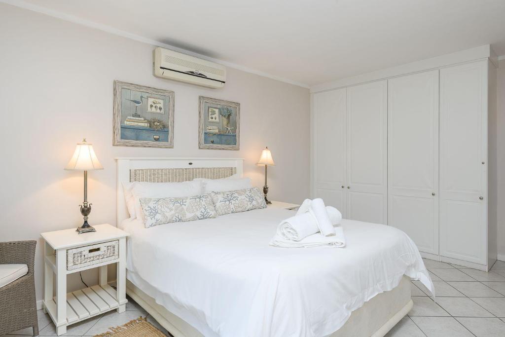 - une chambre blanche avec un lit blanc et une table dans l'établissement San Lameer Villa 10304 - 2 Bedroom Superior - 4 pax - San Lameer Rental Agency, à Southbroom