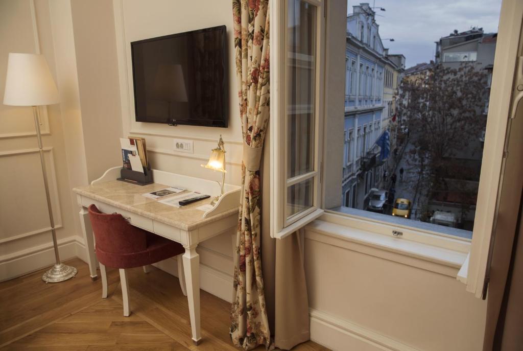 TV a/nebo společenská místnost v ubytování Corinne Art & Boutique Hotel