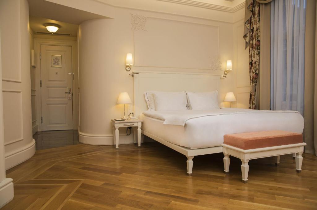 Postel nebo postele na pokoji v ubytování Corinne Art & Boutique Hotel