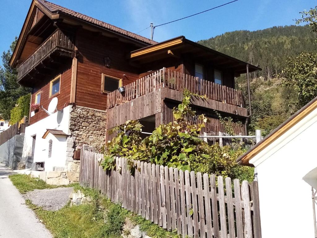 RangersdorfにあるChalet in Rangersdorf in Carinthia near ski areaの前に柵を持つ木造家屋