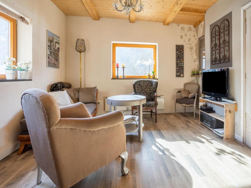 TV a/nebo společenská místnost v ubytování Chalet in Rangersdorf near Ski Slopes