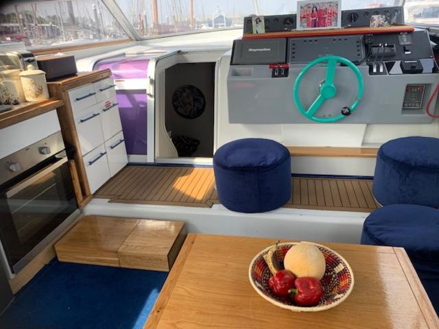een fruitschaal op een tafel in een boot bij Jade Flyer in Saltash