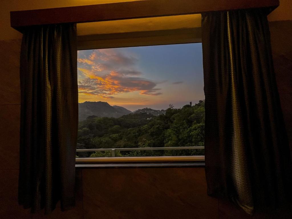 Nespecifikovaný výhled na hory nebo výhled na hory při pohledu z hotelu
