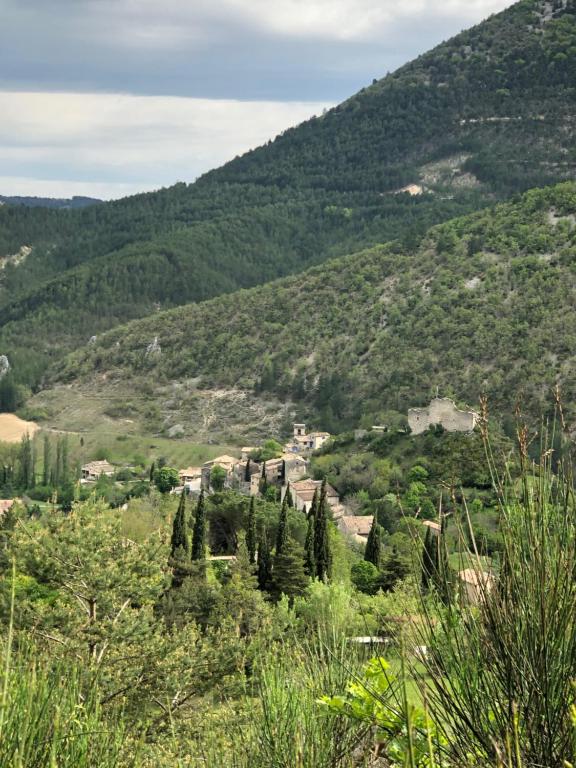 Vue panoramique sur l&#39;&eacute;tablissement Hotel L&#39;Oustau de la Font