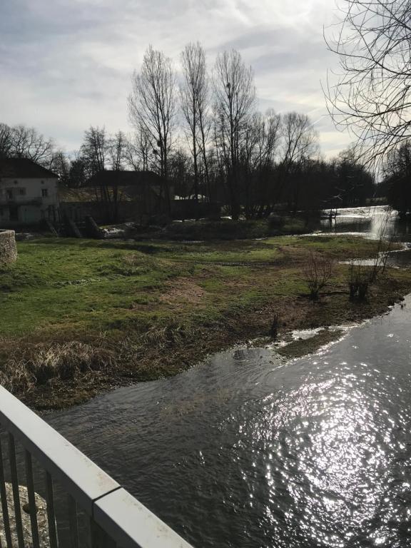 einen Blick auf einen Fluss von einer Brücke aus in der Unterkunft Chez Pierre in LʼIsle-sur-Serein