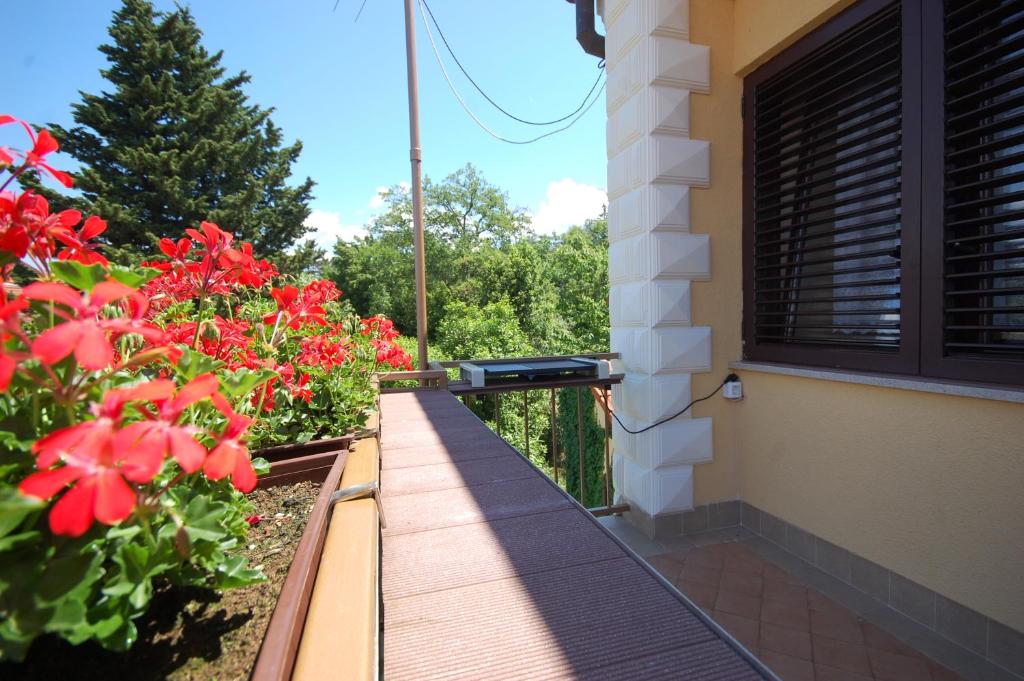 Vonkajšia záhrada v ubytovaní Apartment Poljak Njivice by El-Pi Tours