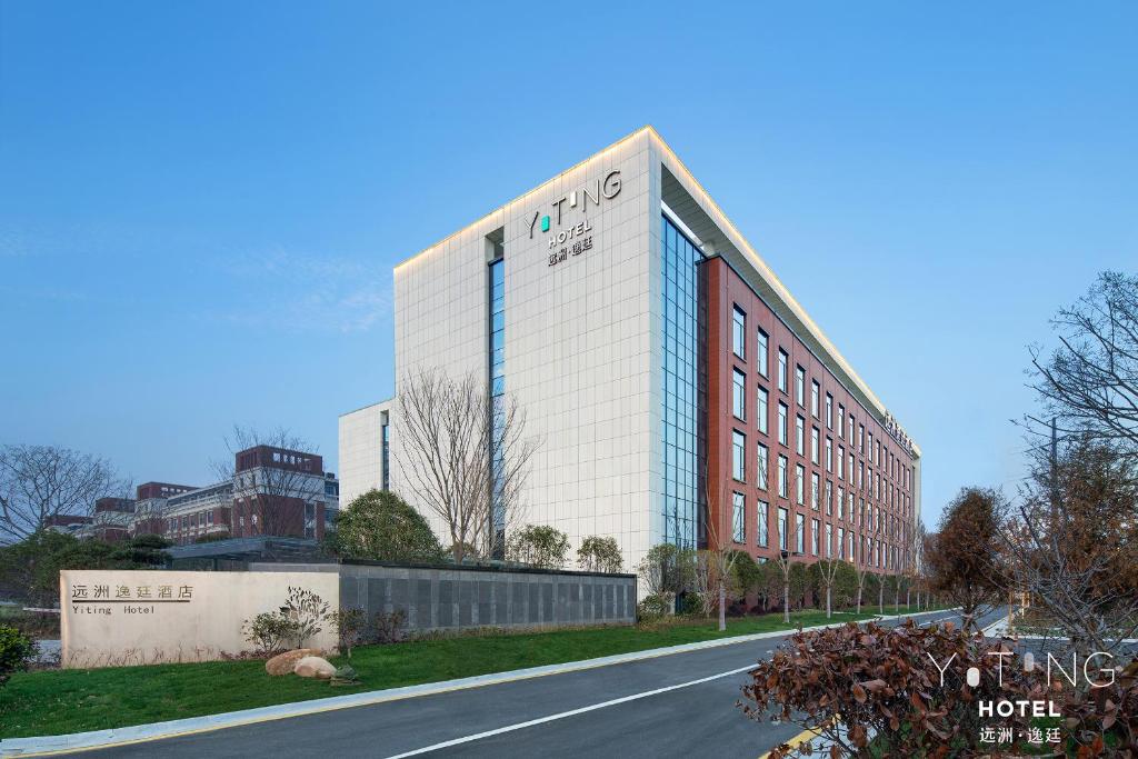 een groot gebouw met een weg ervoor bij S&N Yiting Hotel Taizhou in Taizhou