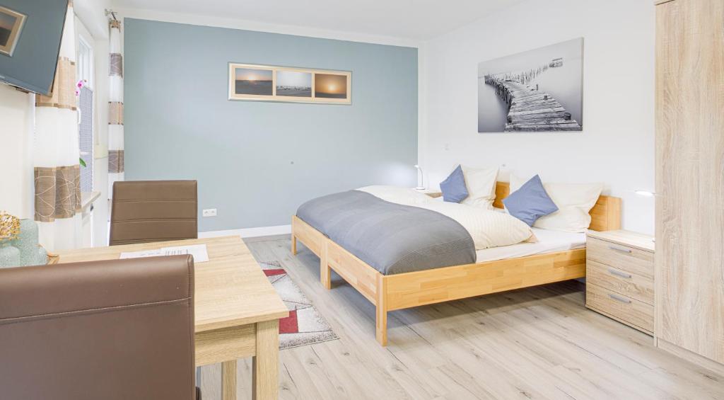 Schlafzimmer mit einem Bett und einem Schreibtisch in der Unterkunft Weisses Rössl in Pfreimd