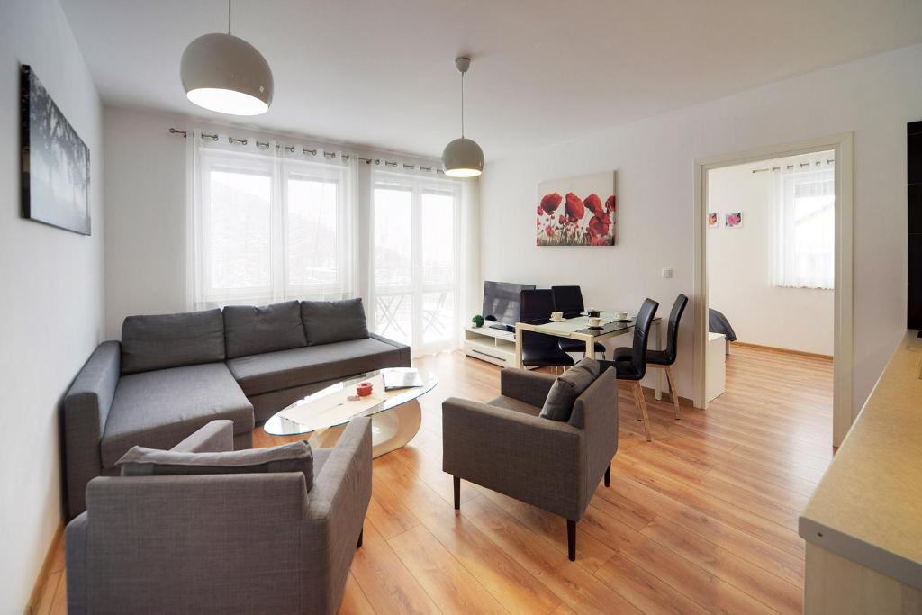 TV a/nebo společenská místnost v ubytování Stonowane i Eleganckie Apartamenty Sun Seasons 24 w Świeradowie Zdroju by Noclegi Renters