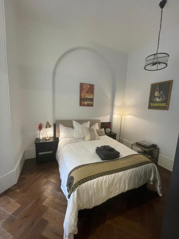 sypialnia z dużym białym łóżkiem w pokoju w obiekcie The Italian New Yorker w mieście Sydney