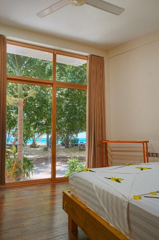 Postel nebo postele na pokoji v ubytování Finolhu Beach Guest House
