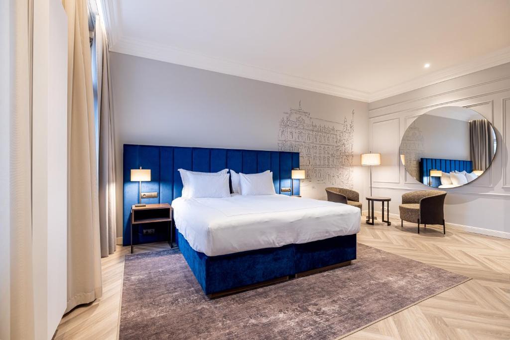 Postel nebo postele na pokoji v ubytování Grandhotel Pupp