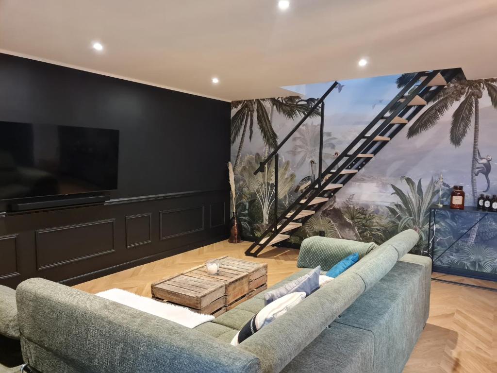 Televízia a/alebo spoločenská miestnosť v ubytovaní Maison Eliste - Love gîte chic avec jacuzzi intérieur