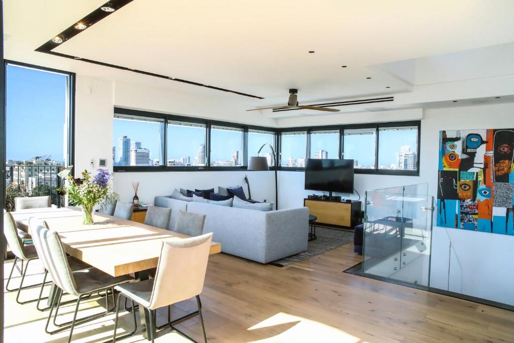 TV a/nebo společenská místnost v ubytování 4BDR - Stunning & Magnificent Duplex Penthouse TLV