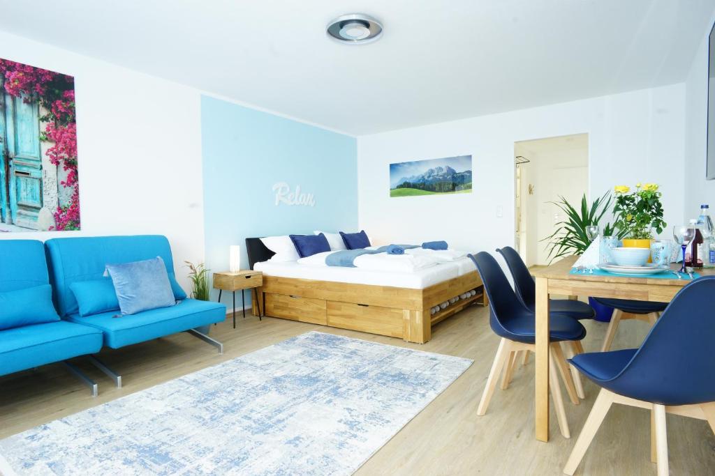 RELAX - BLUE mit Pool und Sauna في شايديغ: غرفة نوم بسرير وطاولة وكراسي